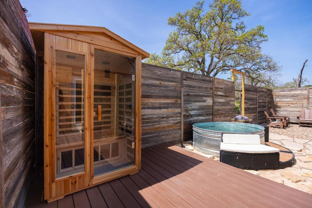 Romantic Luxury Stay: Sauna, Pool, and Amenities on 10 Acres