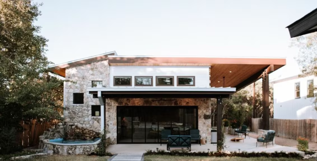 Square Inn & The Legacy Lounge: Best Hotel Downtown Wimberley TX