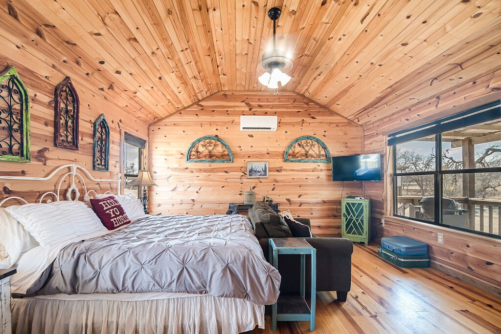 Zac's Cabin: Fredericksburg Texas Cabins with Private Hot Tub Over Live Oak Creek