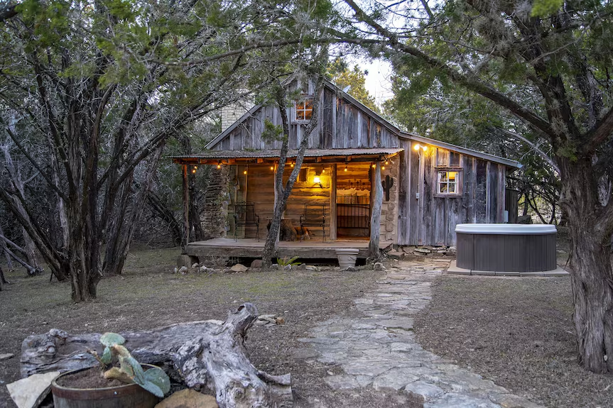 1800s Peach Cabin: Fredericksburg TX Rentals with Copper Tub